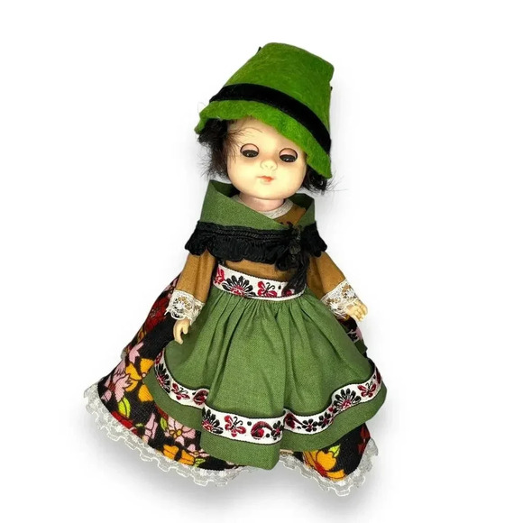 VINTAGE SYMBOL OF QUALITY DOLL 8 INCH FIGURE  DOLLS OF THE WORLD TOY - Picture 4 of 8